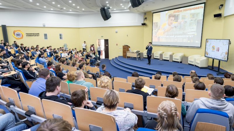 Около 200 абитуриентов из разных регионов России посетили Технический университет в Верхней Пышме 