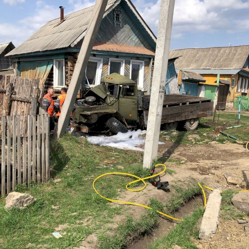 Грузовик врезался в жилой дом в Челябинской области