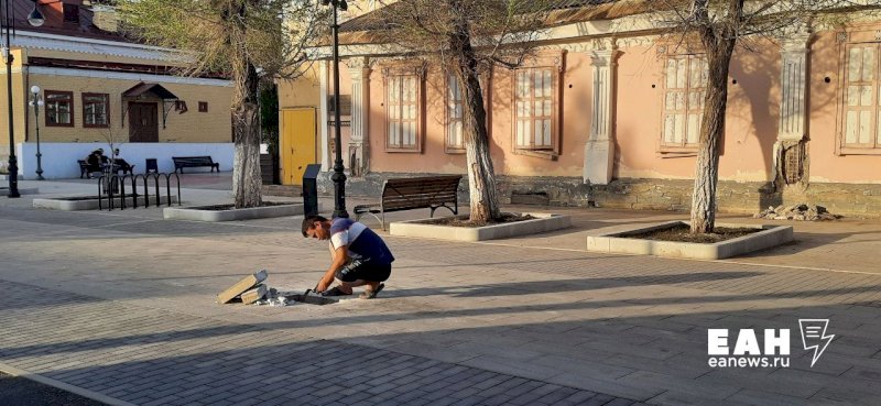 На благоустроенной улице Советской в Оренбурге  срочно латают дыры 