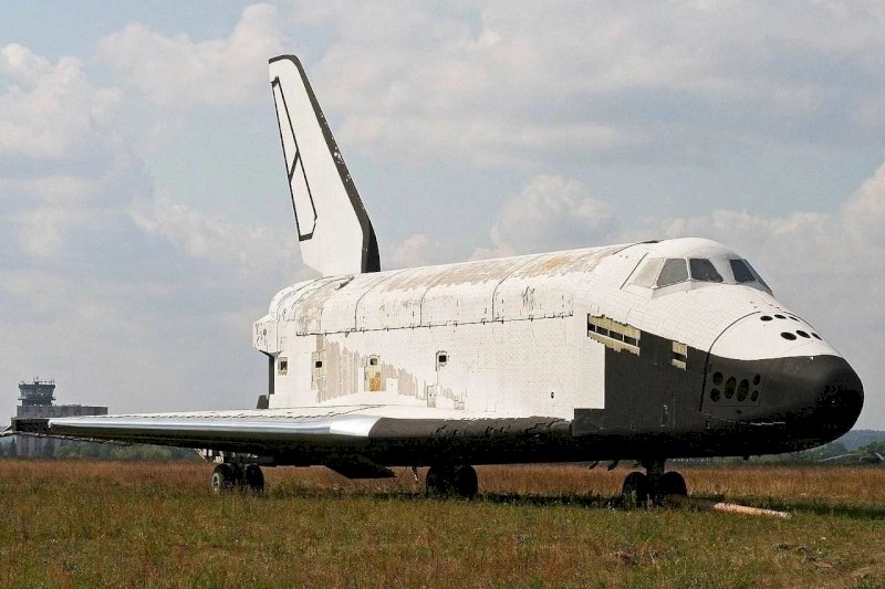 Космический корабль привезли в музей военной техники в Верхней Пышме 