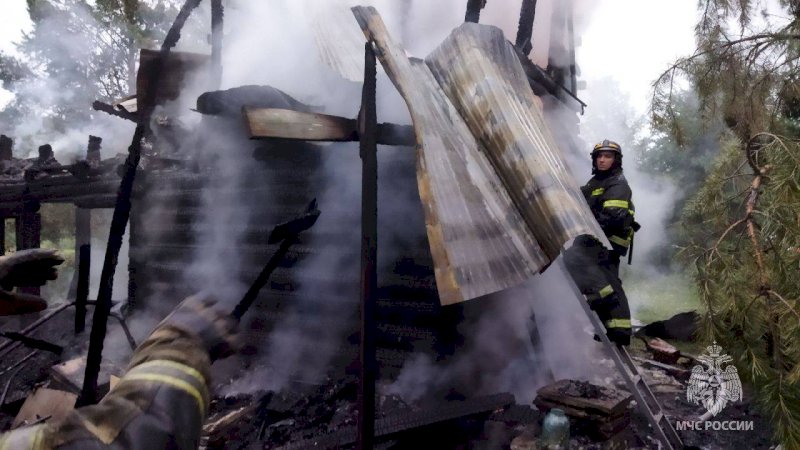 Подросток погиб при пожаре в бане в Челябинской области 