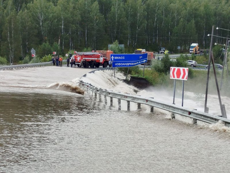 Вода из разлившегося озера идет к населенным пунктам Челябинской области