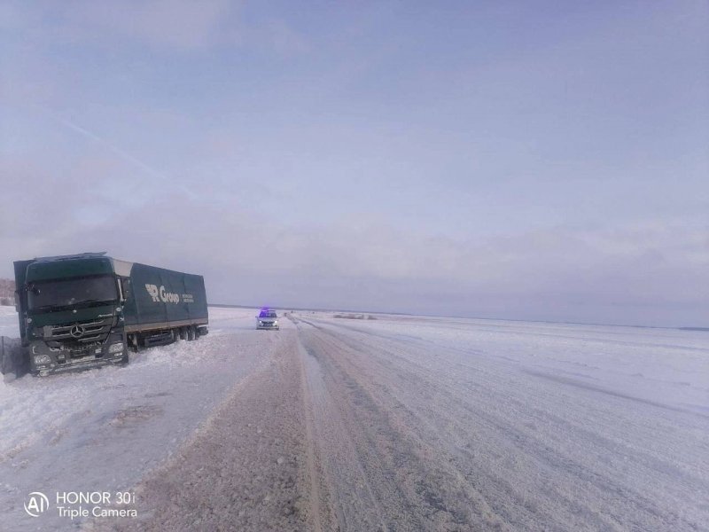 Из-за метели на курганских трассах закрыли движение автобусов и грузовиков 