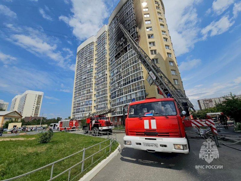 Пожар в екатеринбургской многоэтажке мог привести к жертвам — МЧС