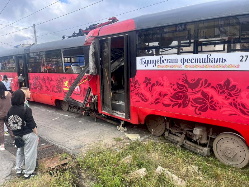Один человек погиб и семеро пострадали при столкновении трамваев в челябинском городе 