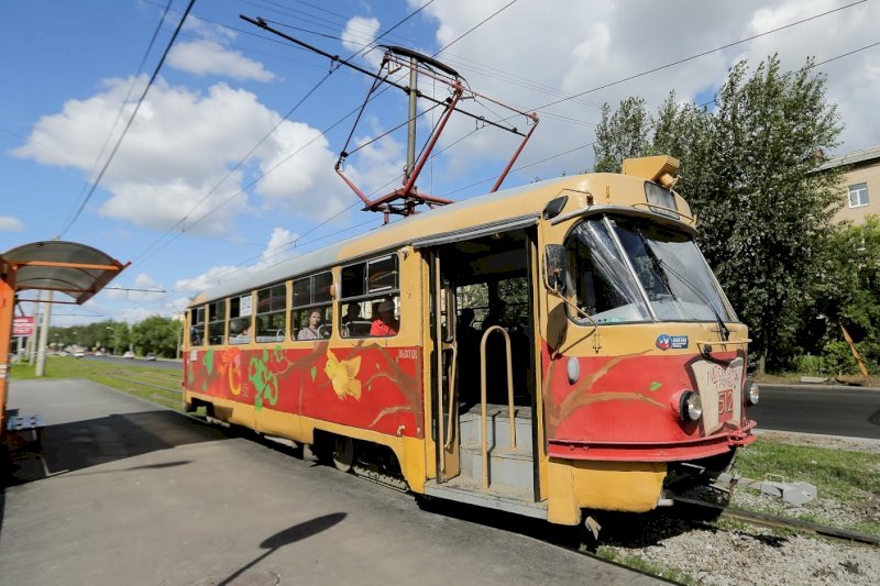 Причиной остановки трамваев в центре Екатеринбурга стала бесхозная сумка