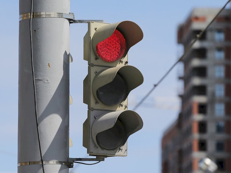 Ломающиеся в Екатеринбурге светофоры защитят от ливней