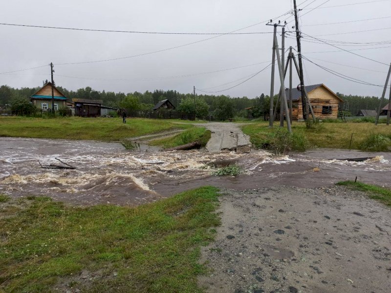 Мост в челябинском поселке разрушился из-за дождей 