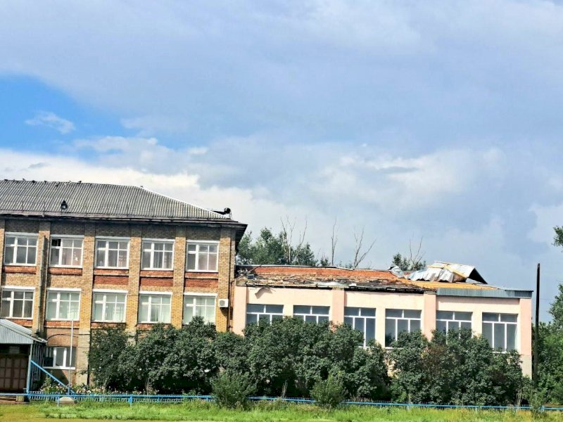 Ураган сорвал крышу школы в Оренбургской области  
