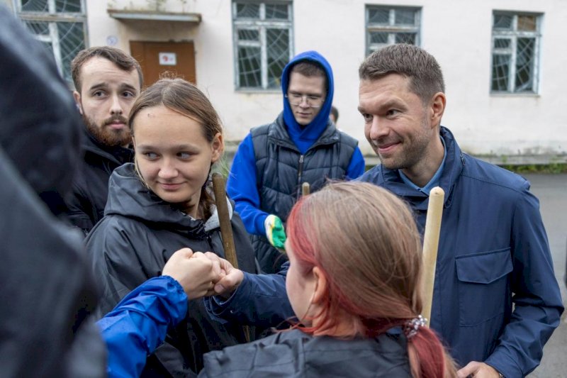 Екатеринбургский депутат Вихарев и его волонтеры прибрали возле больницы на Уралмаше