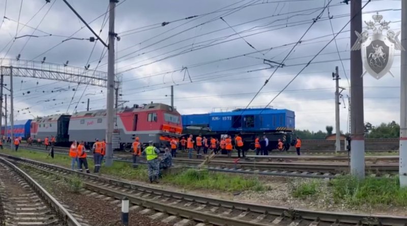 Локомотив железнодорожного состава сошел с рельсов в Екатеринбурге