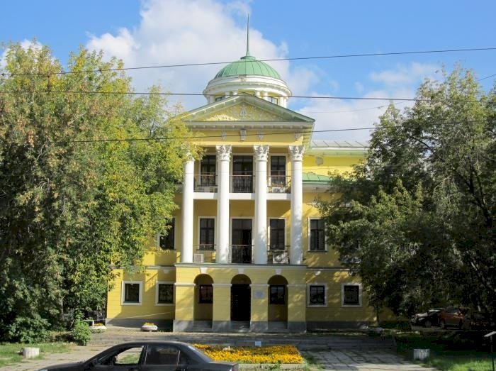Сквер, который мэрия Екатеринбурга обещала благоустроить, огородили под стройку
