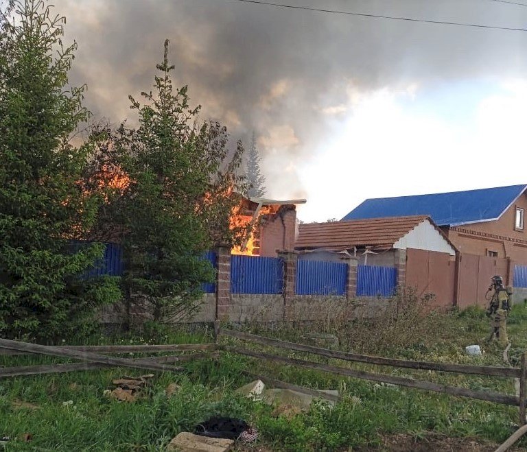 Один человек погиб и шестеро пострадали при пожаре в челябинском поселке