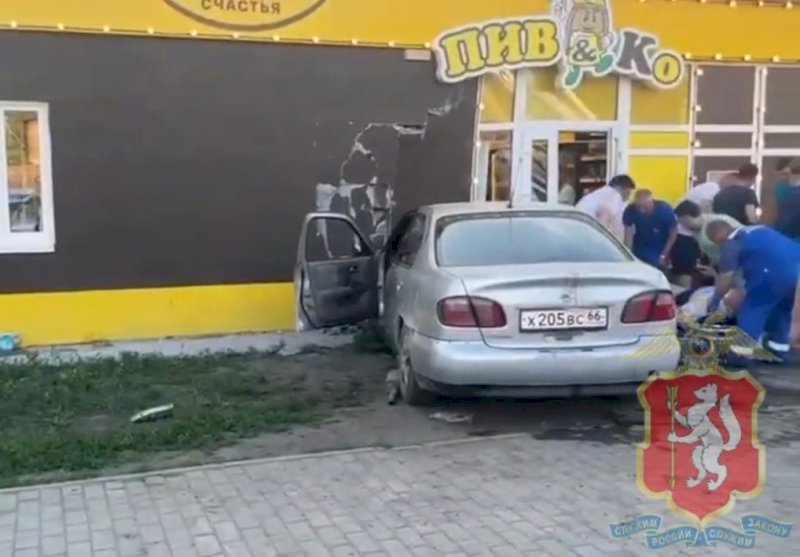 Пьяный екатеринбуржец сбил трех пешеходов и протаранил «Пивко»