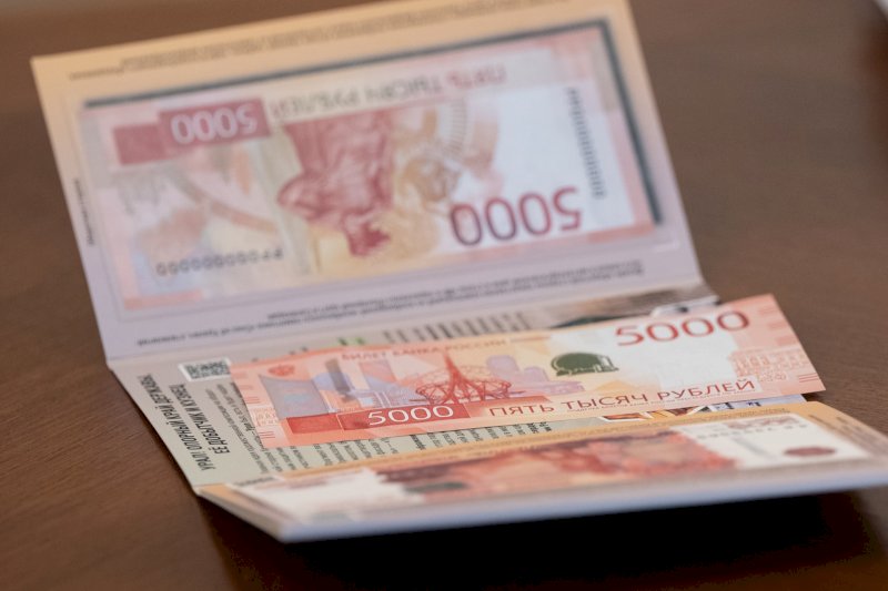 Свердловскому губернатору подарили пять тысяч рублей. ФОТО