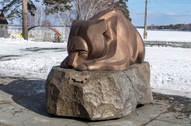Скульптуру с цитатой Путина про медведя установили в Челябинской области