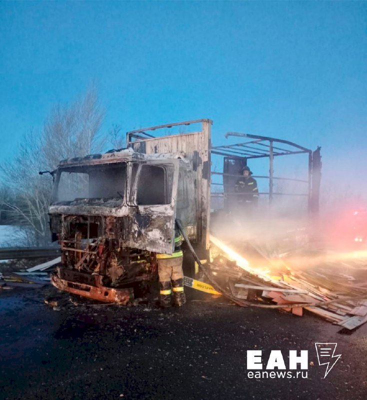 «Успел выйти из машины»: грузовик сгорел на трассе в Оренбуржье. ВИДЕО