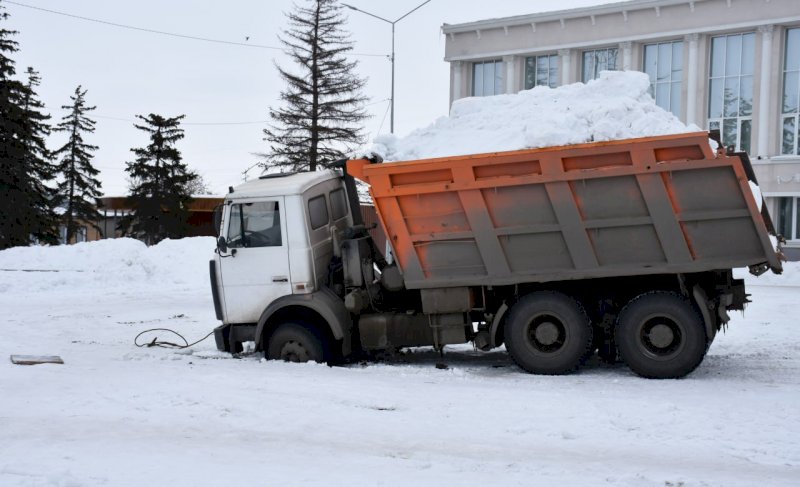 Фонтан сломали во время уборки снега в Челябинской области