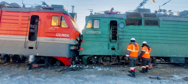 Два электровоза столкнулись в Челябинской области из-за отказа тормозов. ФОТО