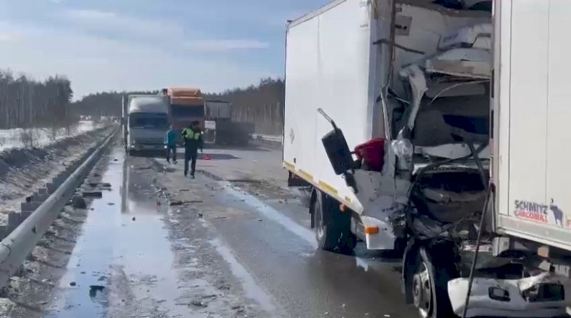 Два грузовика столкнулись в Екатеринбурге