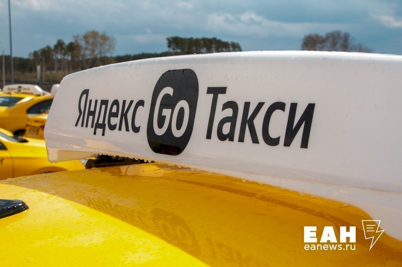 Машина с маркировкой «Яндекс Такси» перевернулась в Челябинске