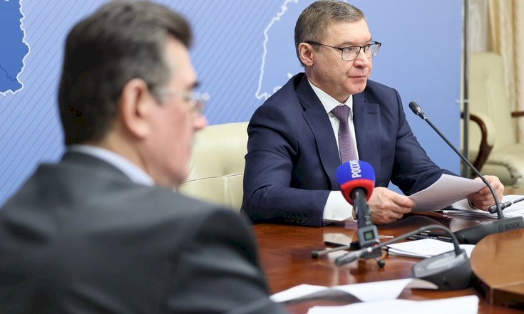 Полпред Якушев поторопил губернаторов УрФО с введением новых семейных льгот
