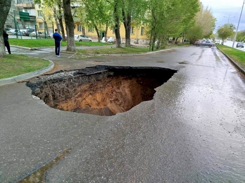 Дорога провалилась на несколько метров в Челябинске