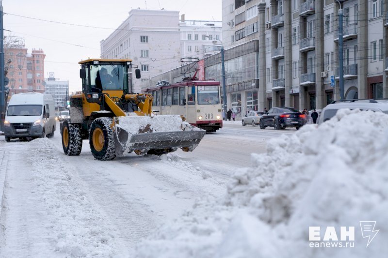 Около 80 машин расчищают от снега дороги Екатеринбурга