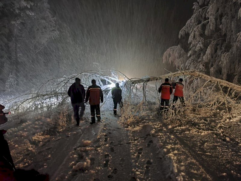 Свердловские города остались без света из-за снегопада