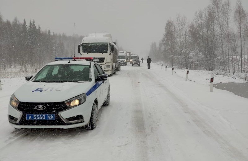 На свердловских трассах закрыли движение грузового и пассажирского транспорта из-за снегопада