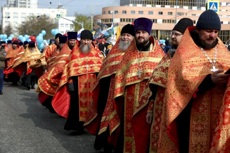 Более 3000 верующих приняли участие в Пасхальном крестном ходе в Екатеринбурге. ФОТО