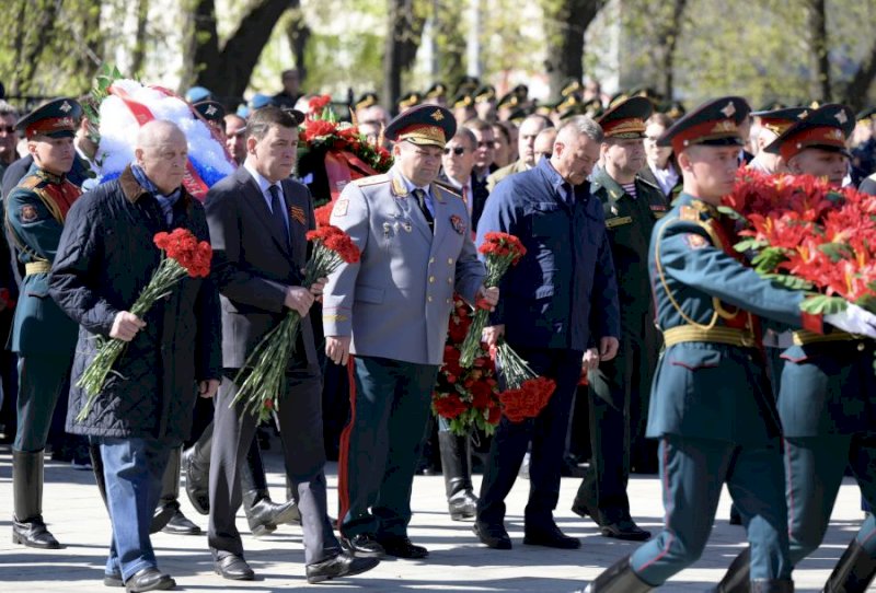 Свердловский истеблишмент продолжил многолетнюю традицию накануне Дня Победы. ФОТО