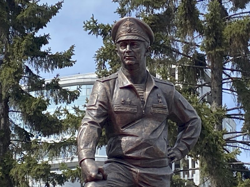 Памятник Герою СССР, командовавшему в Афганистане 9-й ротой, открыли в Екатеринбурге