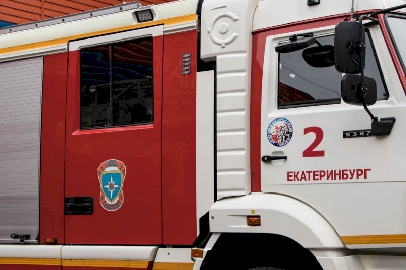 Крупный пожар на Эльмаше в Екатеринбурге: горят два жилых дома