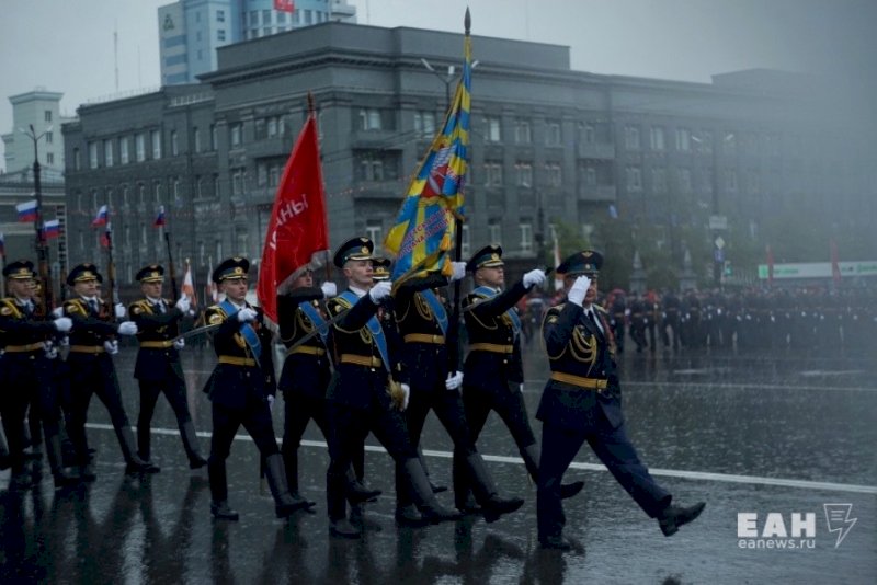 Под проливным дождем с градом: как прошел Парад Великой Победы в Челябинске