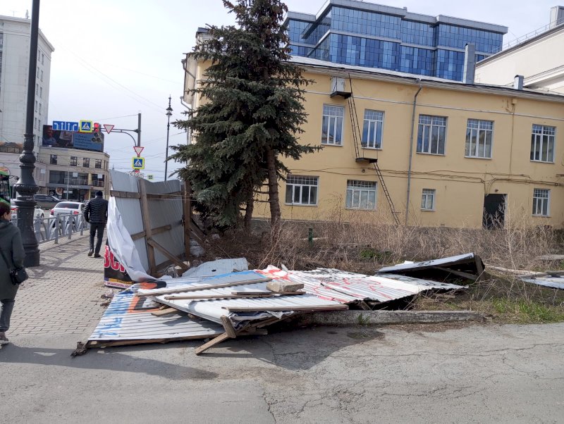 Спорный забор снесло ветром в центре Екатеринбурга. ФОТО