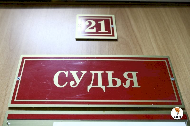 Сотрудницу УК в Челябинске осудят за падение наледи с крыши на мужчину 
