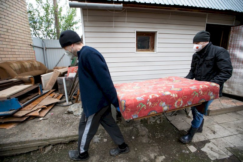 Волонтеры помогают оренбуржцам приводить дома в порядок после паводка   