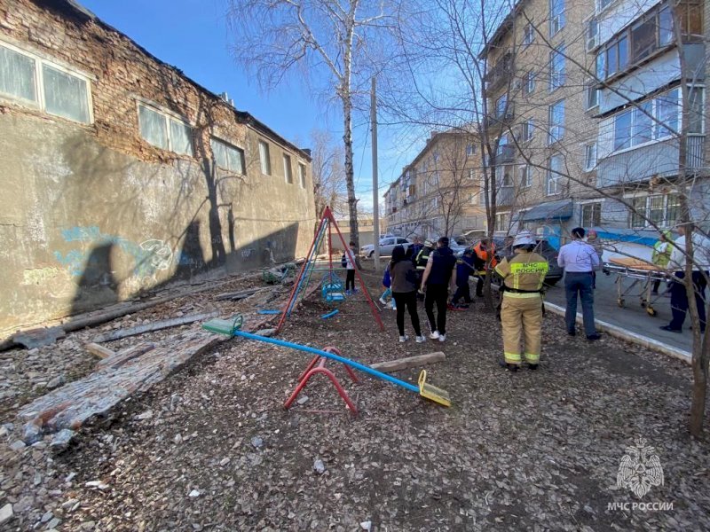 Девочка в Оренбурге получит компенсацию из-за рухнувшей на качели стены