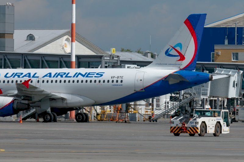 Самолет наехал на техника в аэропорту Екатеринбурга