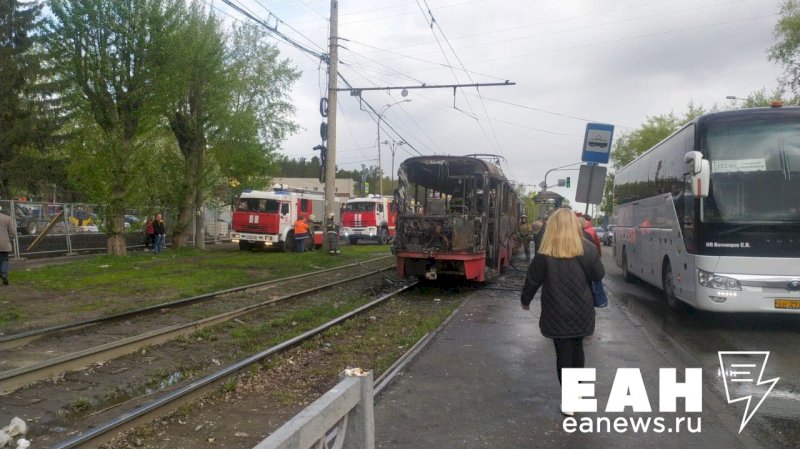 Трамвай в Екатеринбурге сгорел из-за короткого замыкания