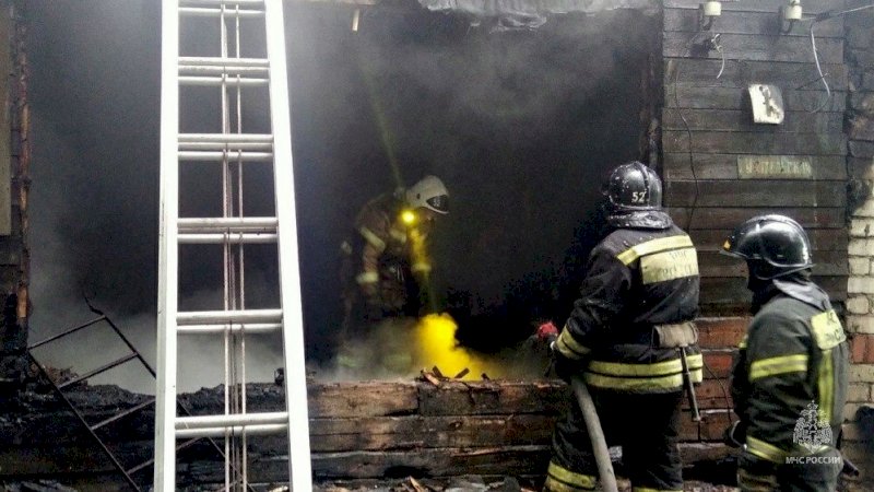 Два человека погибли при пожаре в челябинском поселке