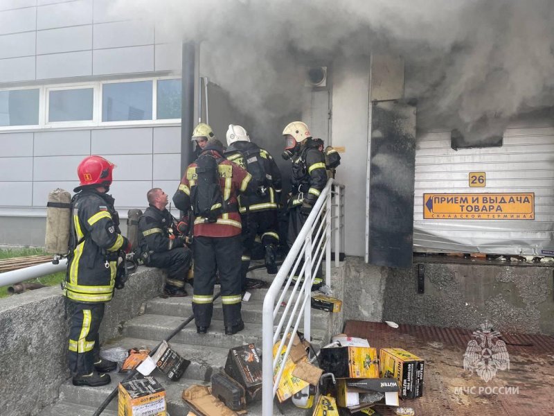 200 человек эвакуировали из-за пожара в мебельном центре «ДОМ» в Екатеринбурге. ФОТО