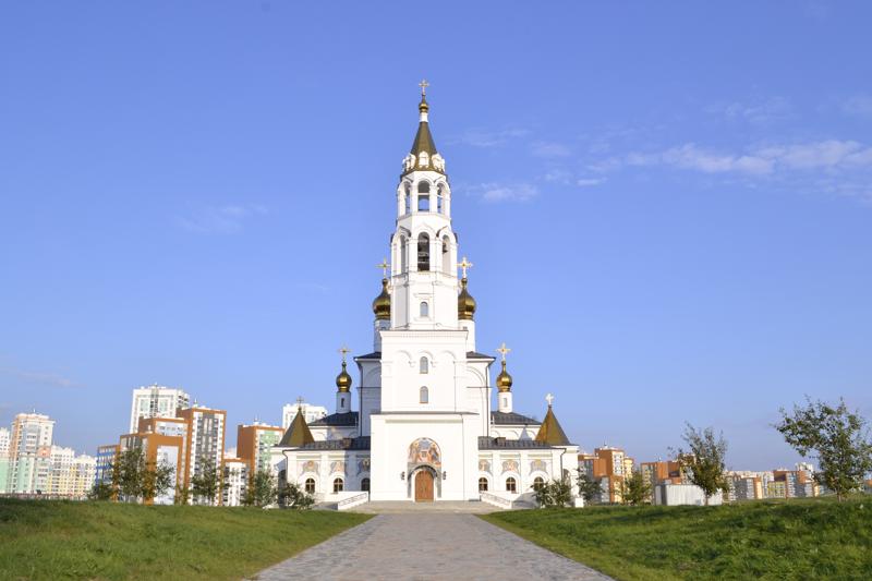 На фасаде храма в екатеринбургском Академическом появились лики святых. ФОТО