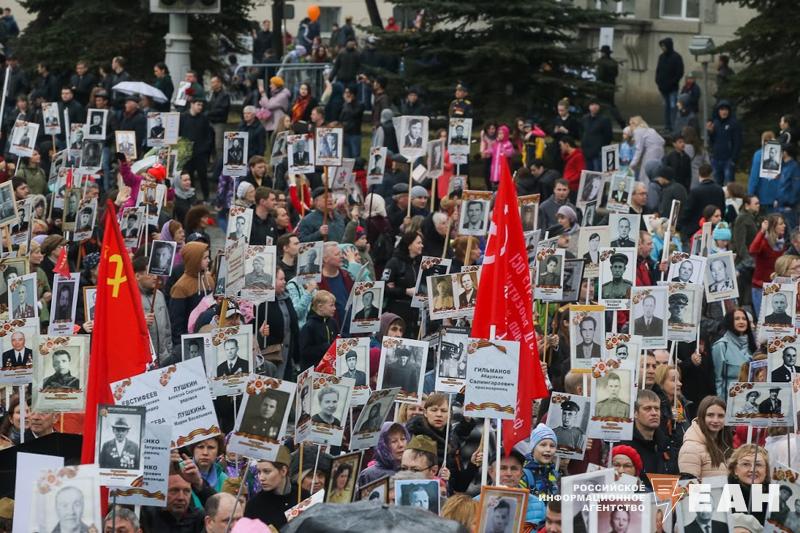 Свердловчанина оштрафовали за сожжение транспарантов «Бессмертного полка» назло жене