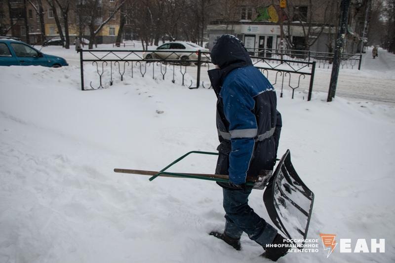 Глава Екатеринбурга попросил горожан не мешать дворникам