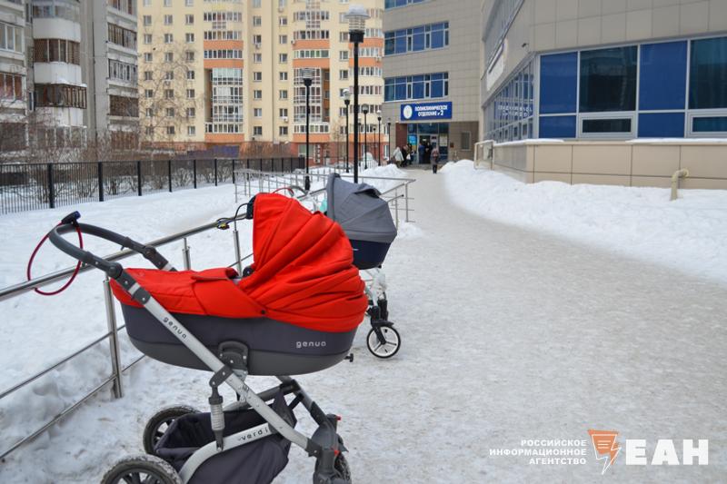 Свердловская полиция разыскивает женщину, бросившую новорожденного на морозе