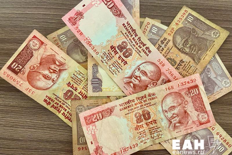 Крупный российский банк запустил депозиты в индийских рупиях