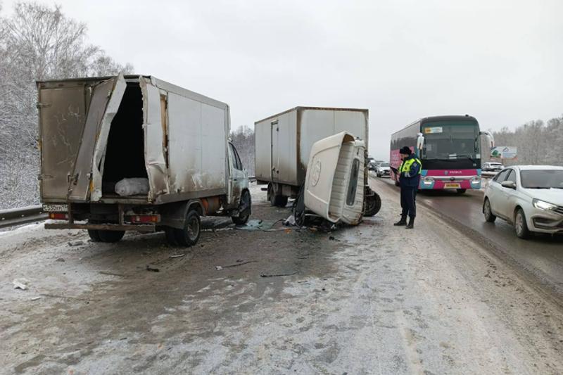 После ДТП свердловчанин вышел из автомобиля и оказался под колесами грузовика