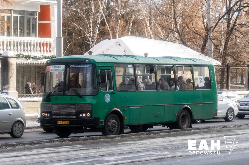 Автобус с пассажирами вылетел с дороги в Екатеринбурге